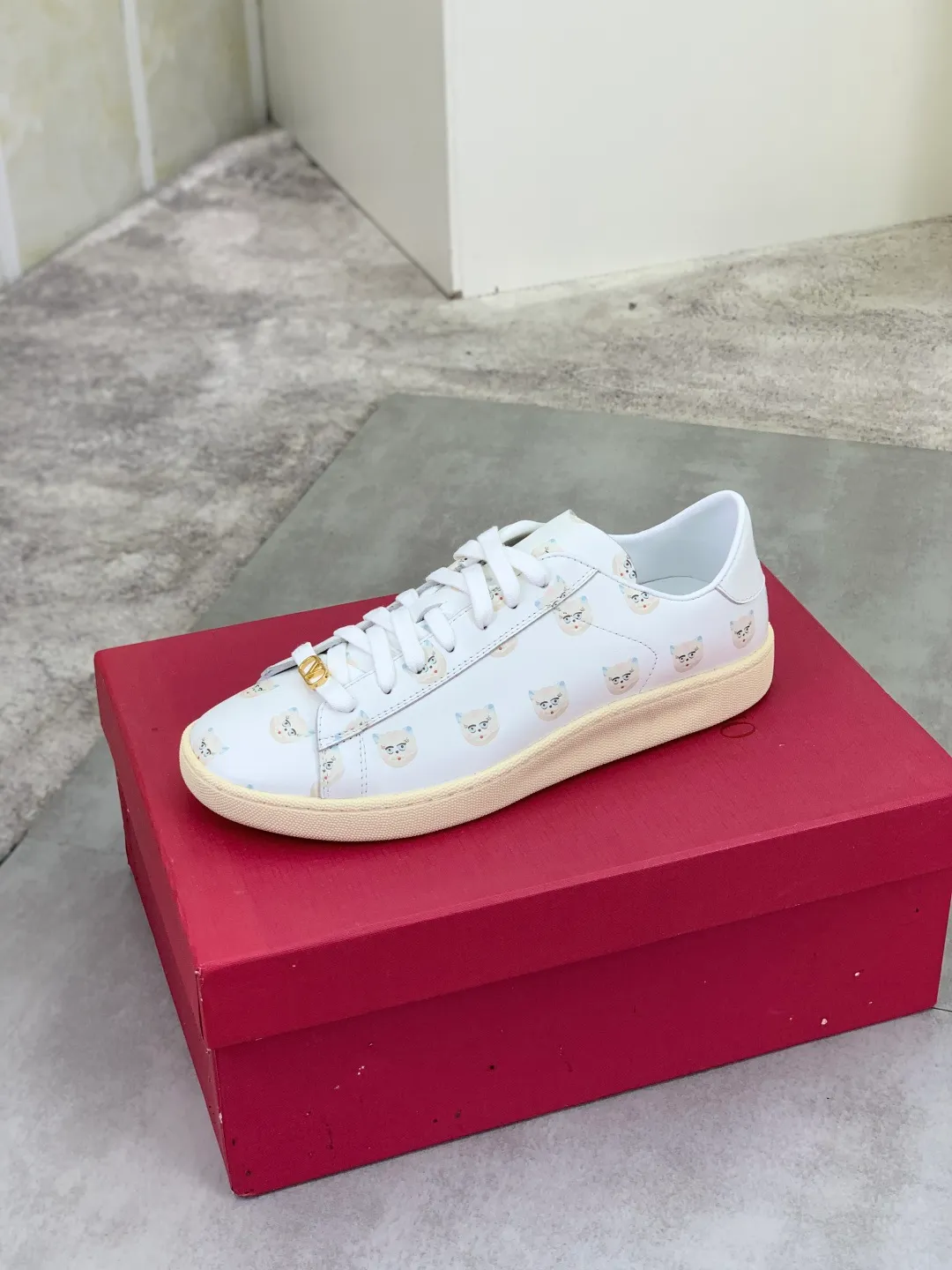 Men's men's shoes 💰P520 New style 💰 Top version Valentino Valentino 25/ Royco series Cherry 🍒Couple style Casual sneakers White shoes Original purchase and development Production Classic and timeless low-top sneakers outline a lazy silhouette, supplemented by low-key and restrained brand details, evolved into a must-have item in the wardrobe, comfortable and versatile!  ✔️Fabric: Original customized first-layer cowhide ✔️Inner lining: Imported breathable sheep lining ✔️Sole: Original molded anti-slip rubber material ✔️Size: 38-45